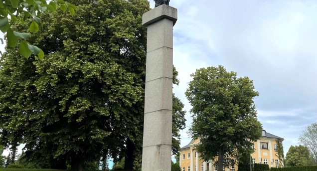 Nike med herrgården i bakgrunden_2024